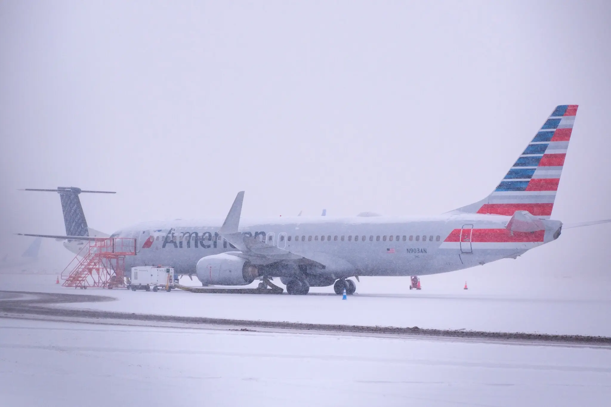 Технічний збій та негода призвели до масштабних затримок у рейсах American Airlines